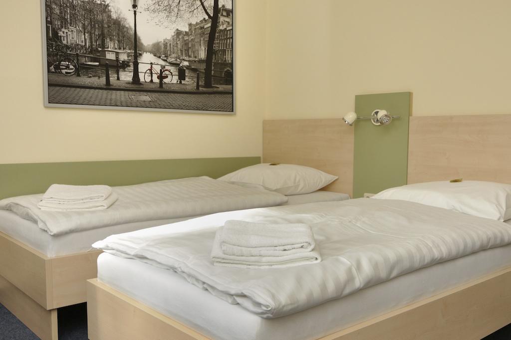 Best Deal Airporthotel Weeze Exterior photo
