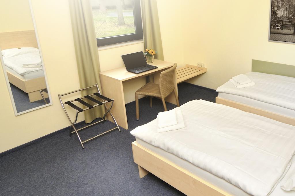 Best Deal Airporthotel Weeze Exterior photo