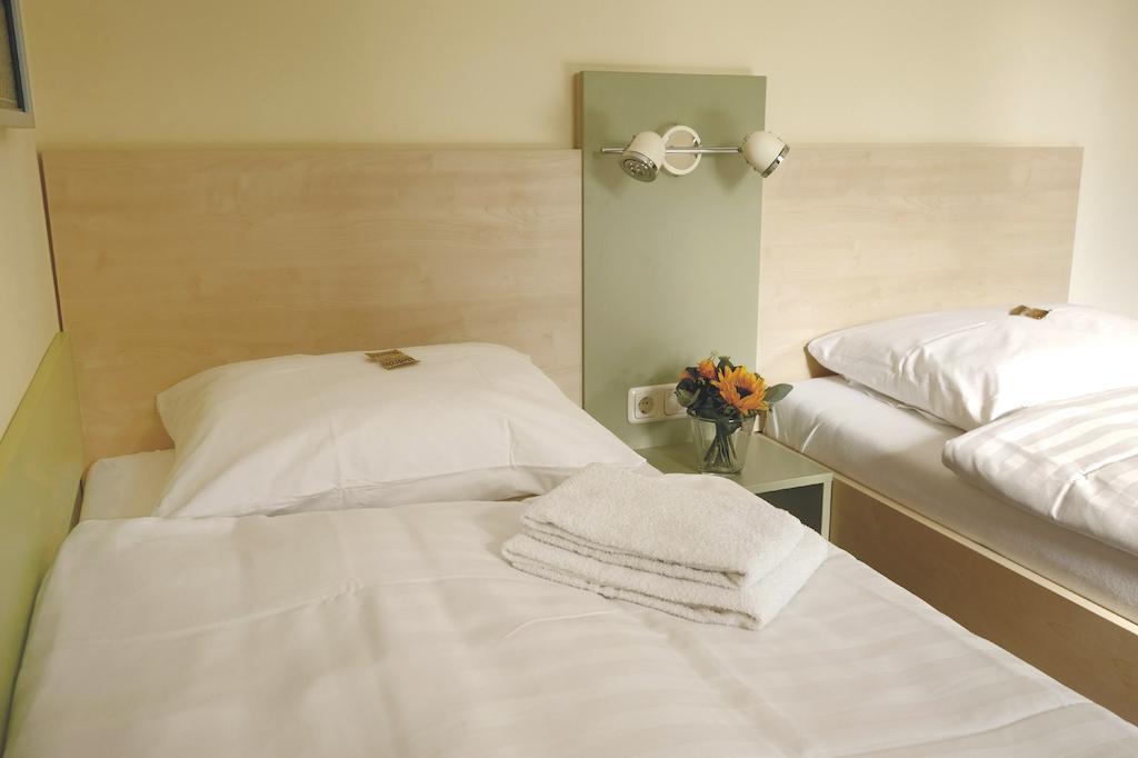Best Deal Airporthotel Weeze Exterior photo