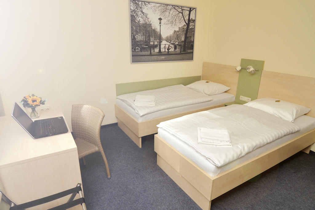 Best Deal Airporthotel Weeze Exterior photo